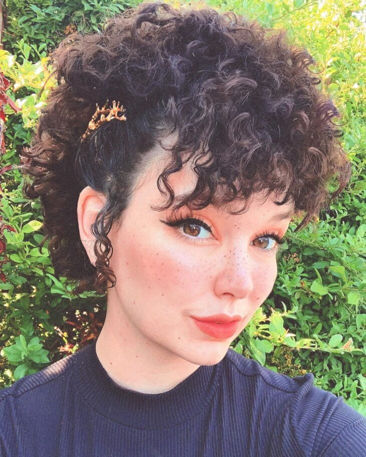 5 Penteados Rápidos para Cabelo Cacheado Curto no Dia a Dia