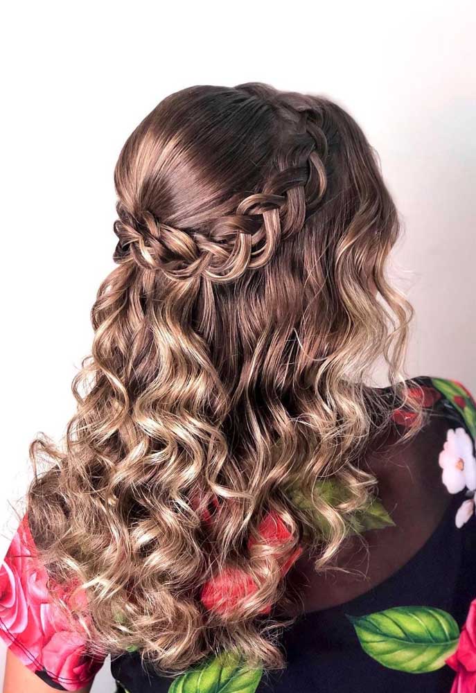 5 ideias de títulos:
1. Guia Completo: Os Melhores Estilos de Tranças para Cabelos Cacheados
2. Tranças para Cabelos Cacheados: Do Clássico ao Moderno
3. Day After Cacheado: Como as Tranças Podem Salvar Seu Cabelo
4. Box Braids e Tranças Nagô: Tendências para Cabelos Cacheados
5. Dicas de Finalização e Produtos para Tranças em Cabelos Cacheados