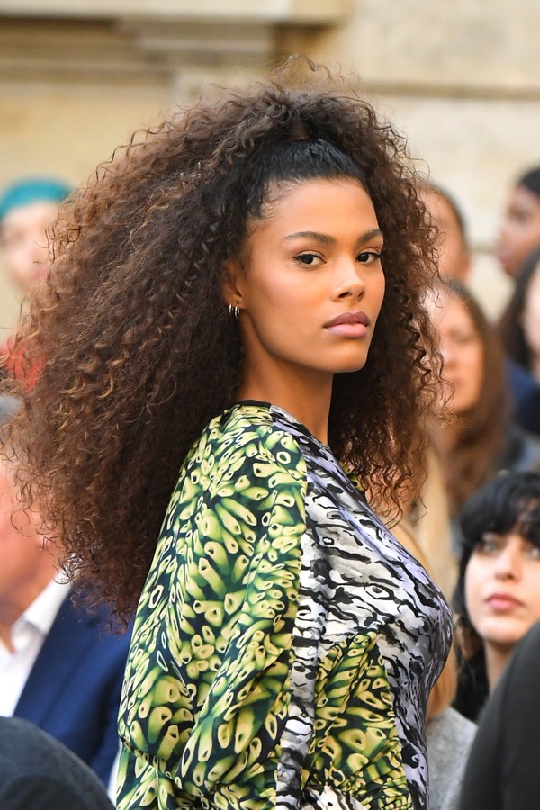 Cuidados Noturnos: Como Preservar Seu Penteado Cacheado com Touca de Cetim