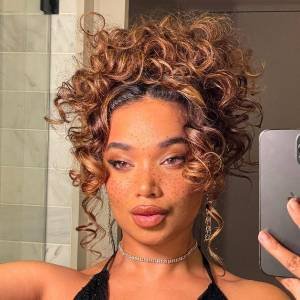 Cuidados Noturnos: Como Preservar Seu Penteado Cacheado com Touca de Cetim