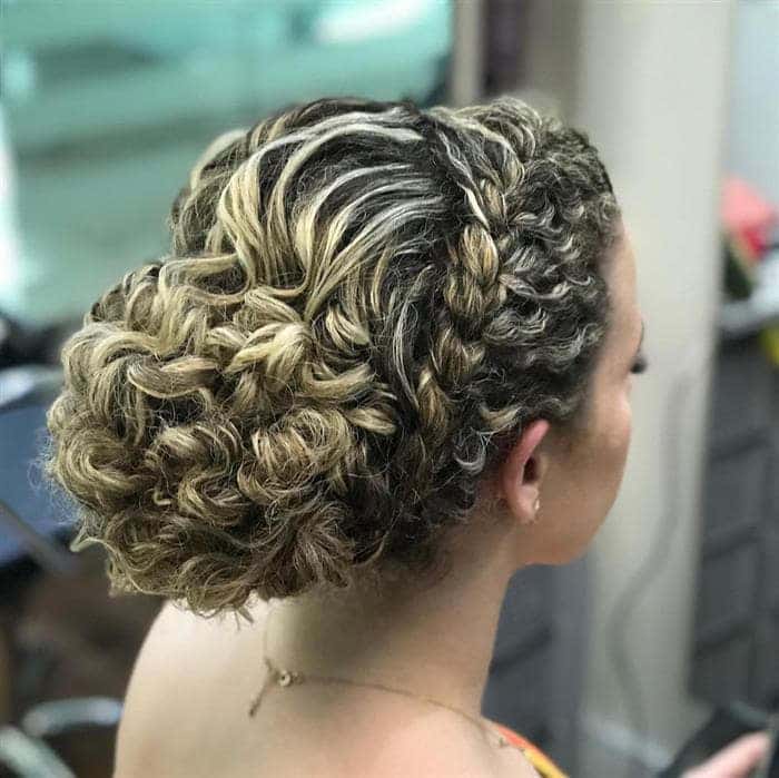 Acessórios Essenciais para Valorizar Penteados Cacheados em Casamentos