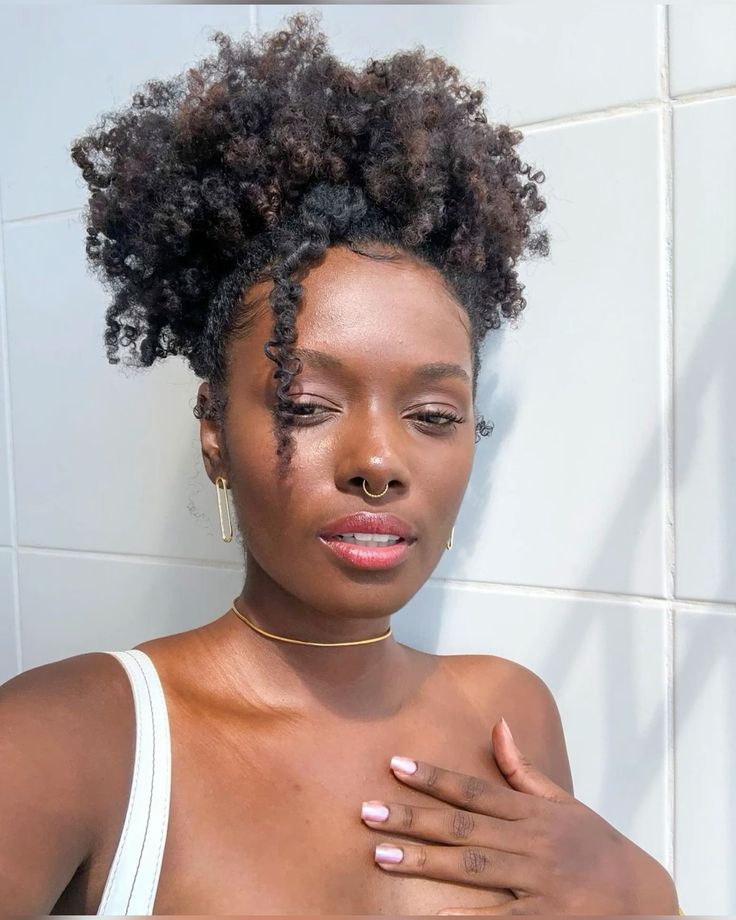 Como Preparar Seus Cachos para um Penteado de Casamento Impecável