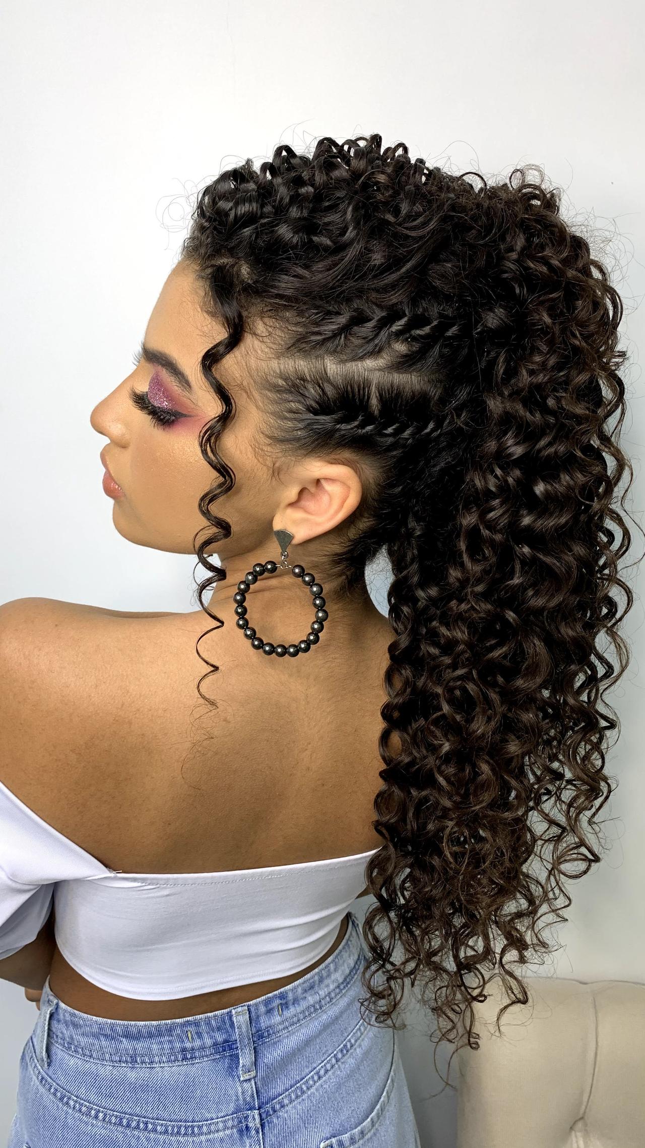 penteado para cabelo cacheado casamento