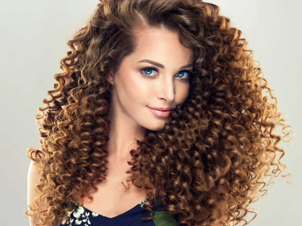 penteados com cachos naturais para festa