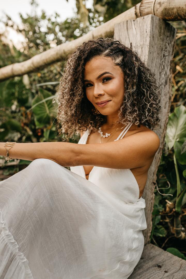 Penteados Semipresos para Noivas: A Elegância dos Cachos com um Toque de Segurança