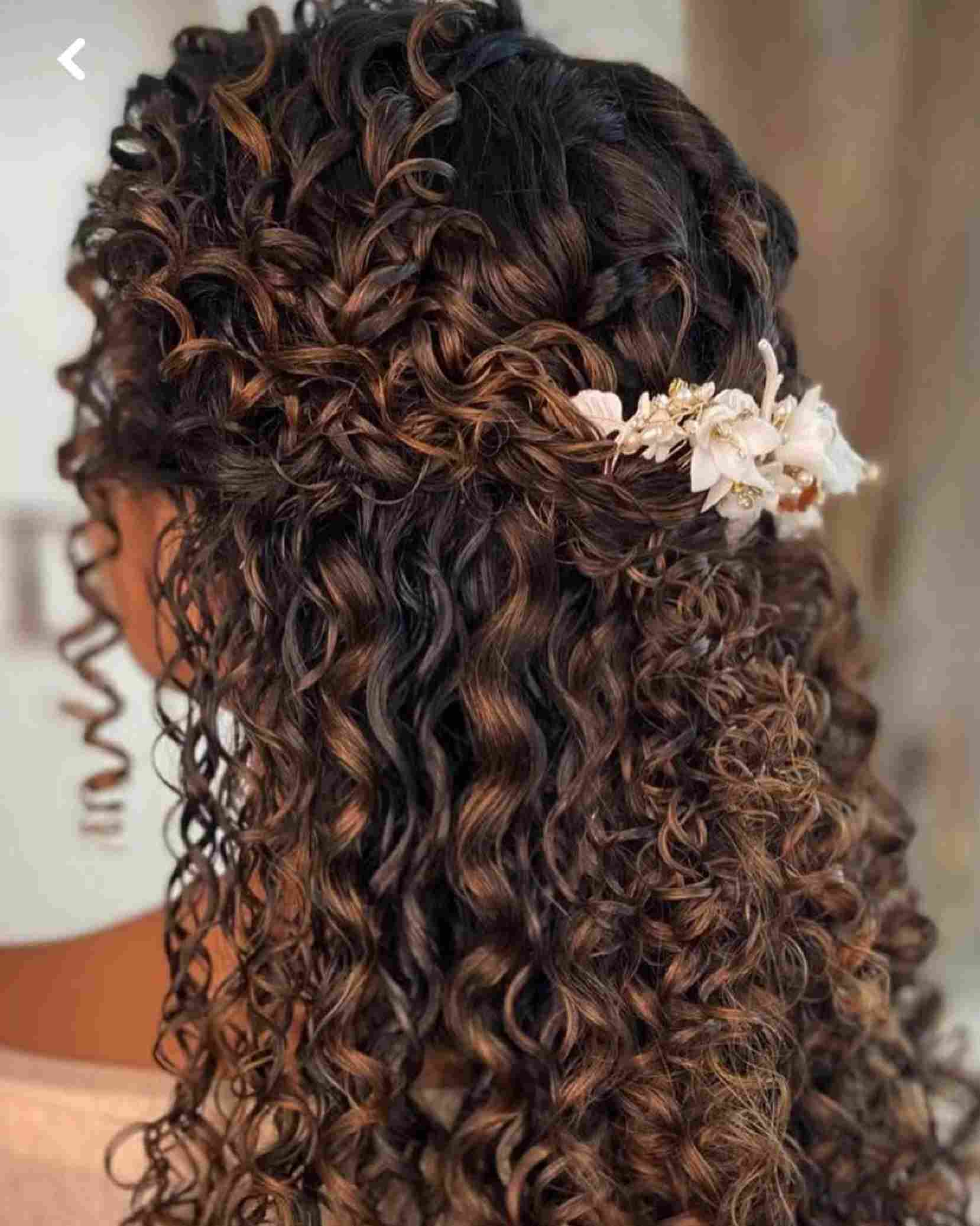 Casamento no Campo: Penteados Boho Chic com Flores para Noivas de Cabelo Solto