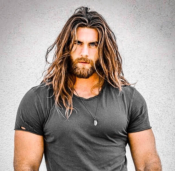 Guia Completo: Como Cuidar do Cabelo Longo Masculino no Dia a Dia
