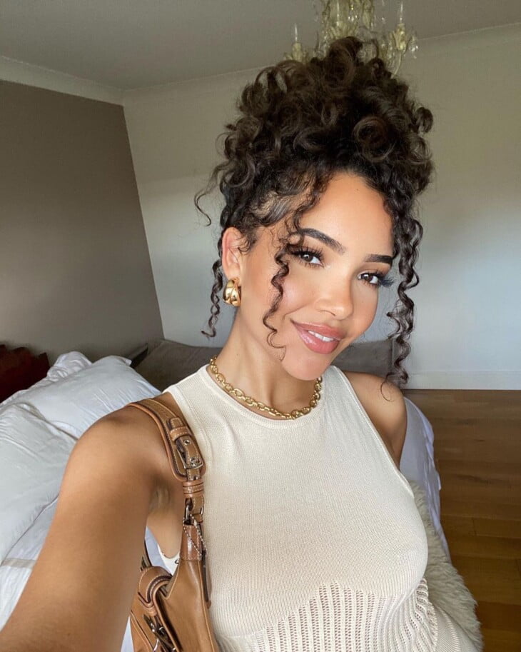 Tranças e Semipresos: Os Melhores Penteados Cacheados para Convidadas
3. Guia Completo: Penteados de Noiva para Cabelos Cacheados
4. Acessórios que Transformam: Complemente seu Penteado Cacheado de Casamento
5. Dicas Essenciais para um Penteado Cacheado Perfeito em Casamentos