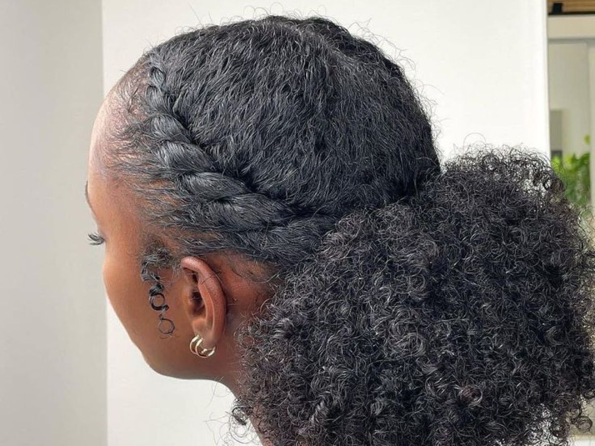 5 ideias de títulos:
1. Penteados Incríveis para Cabelos Cacheados em Casamentos: Tendências 2026
2. Coques