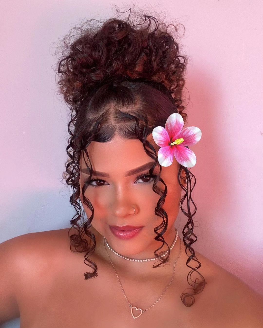 Tranças e Semipresos: Os Melhores Penteados Cacheados para Convidadas
3. Guia Completo: Penteados de Noiva para Cabelos Cacheados
4. Acessórios que Transformam: Complemente seu Penteado Cacheado de Casamento
5. Dicas Essenciais para um Penteado Cacheado Perfeito em Casamentos