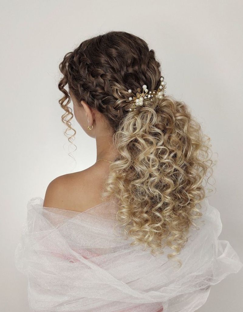 Tranças e Semipresos: Os Melhores Penteados Cacheados para Convidadas
3. Guia Completo: Penteados de Noiva para Cabelos Cacheados
4. Acessórios que Transformam: Complemente seu Penteado Cacheado de Casamento
5. Dicas Essenciais para um Penteado Cacheado Perfeito em Casamentos