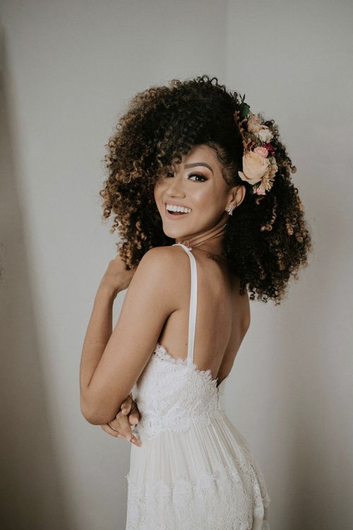 penteados para cabelo cacheado casamento