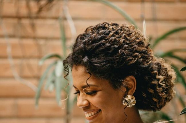 penteados para cabelo cacheado casamento