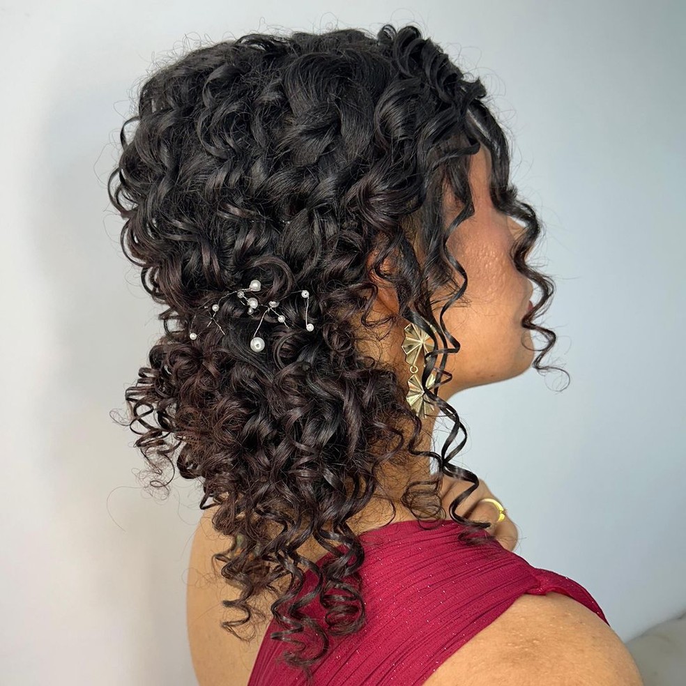 penteados para academia cabelo cacheado curto