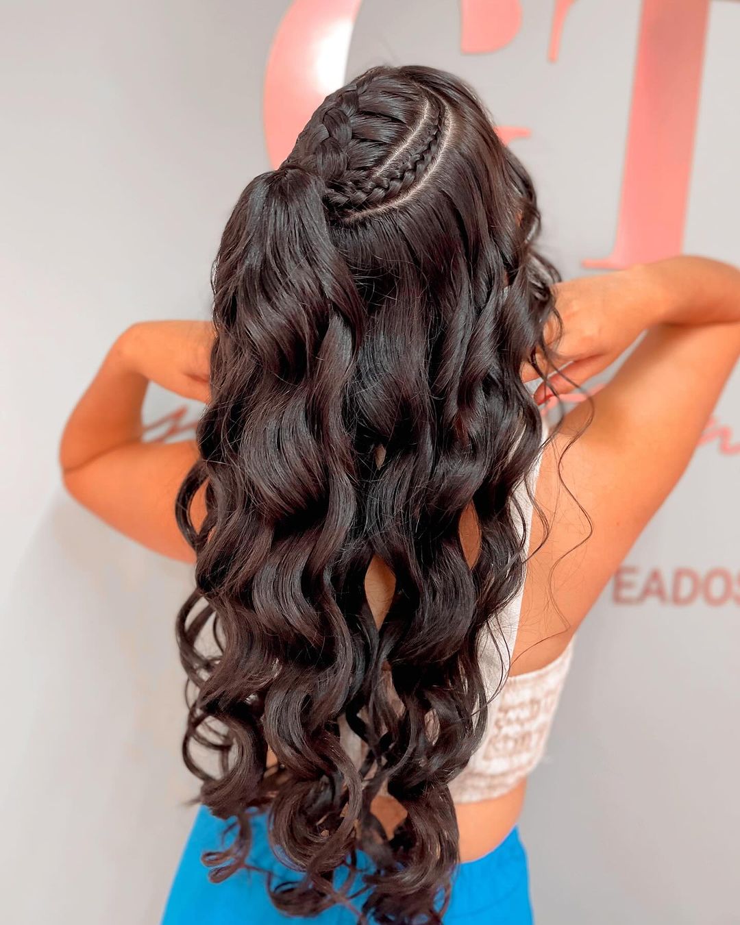 penteado coque baixo desconstruído para casamento cabelo longo
