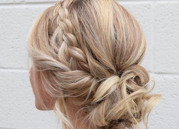 penteado coque baixo desconstruído para casamento cabelo longo