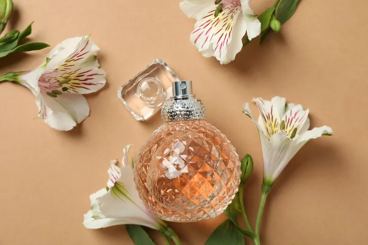 5 ideias de títulos:
1. Descubra o Poder de L'Interdit: A Fragrância que Define a Elegância
2. Natura Essencial Único: A Essência da Mulher Brasileira em um Frasco
3. Comparativo: Givenchy L'Interdit vs. Natura Essencial Único - Qual o Seu Favorito?
4. Guia Completo de Notas Olfativas: Entendendo os Perfumes Femininos
5. Como Escolher o Perfume Feminino Ideal para Cada Ocasião