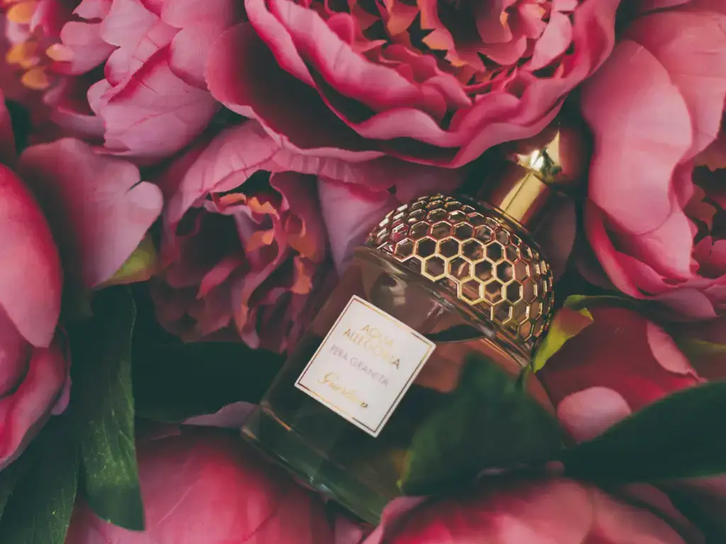 5 ideias de títulos:
1. Descubra o Poder de L'Interdit: A Fragrância que Define a Elegância
2. Natura Essencial Único: A Essência da Mulher Brasileira em um Frasco
3. Comparativo: Givenchy L'Interdit vs. Natura Essencial Único - Qual o Seu Favorito?
4. Guia Completo de Notas Olfativas: Entendendo os Perfumes Femininos
5. Como Escolher o Perfume Feminino Ideal para Cada Ocasião