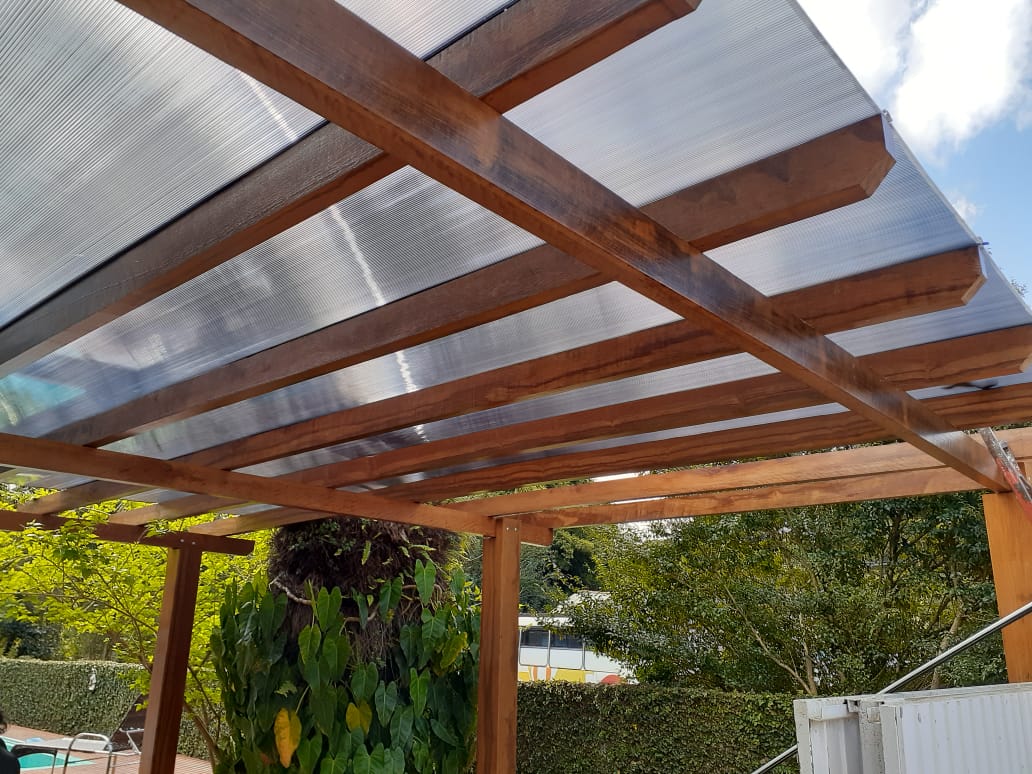 Policarbonato Alveolar vs. Compacto: Qual o Melhor para Seu Pergolado?