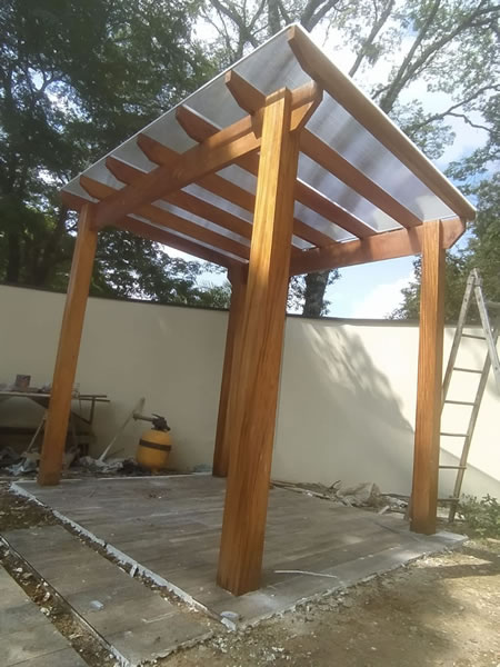 Policarbonato Alveolar vs. Compacto: Qual o Melhor para Seu Pergolado?