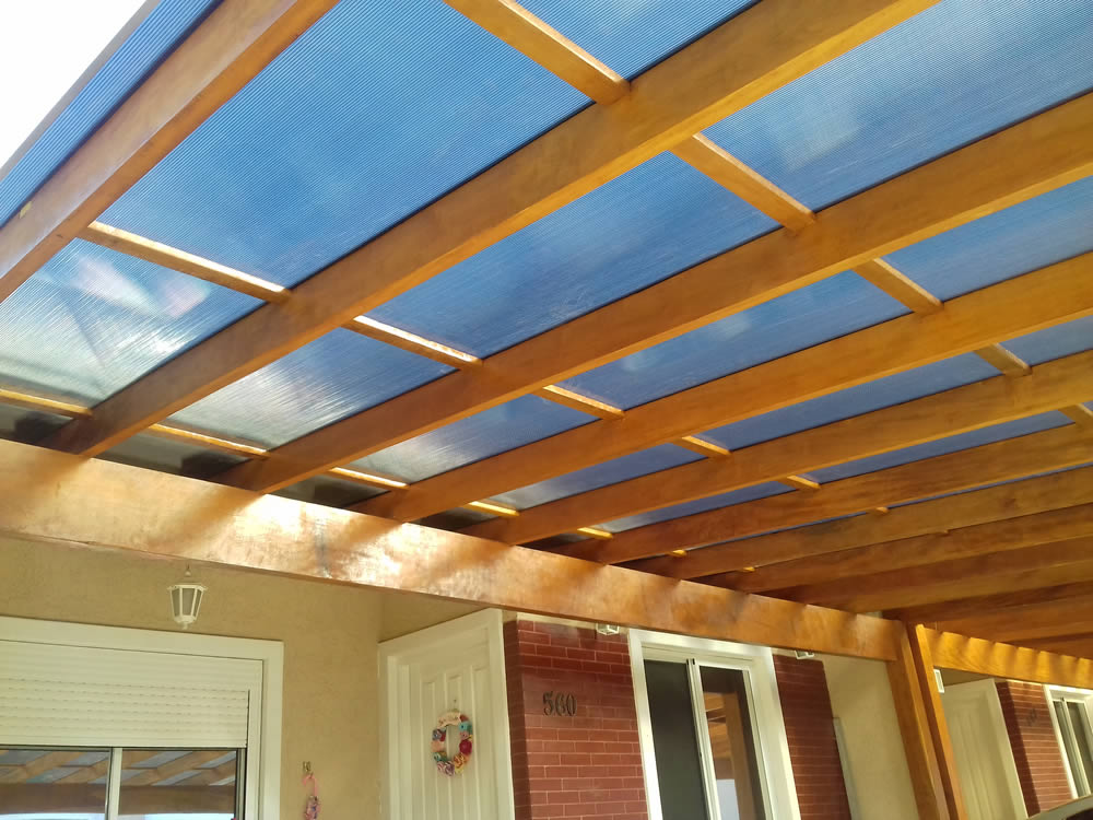 Policarbonato Alveolar vs. Compacto: Qual o Melhor para Seu Pergolado?