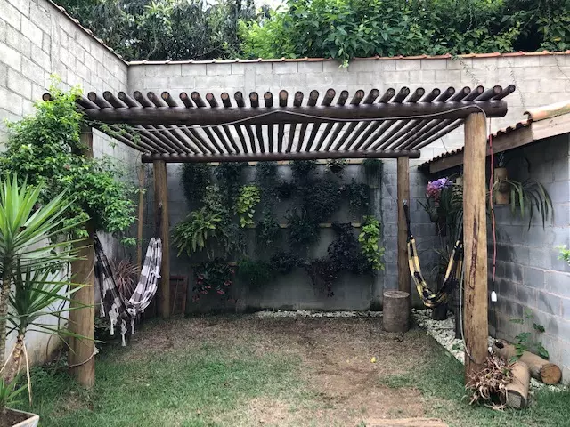 Pergolado de eucalipto com cobertura