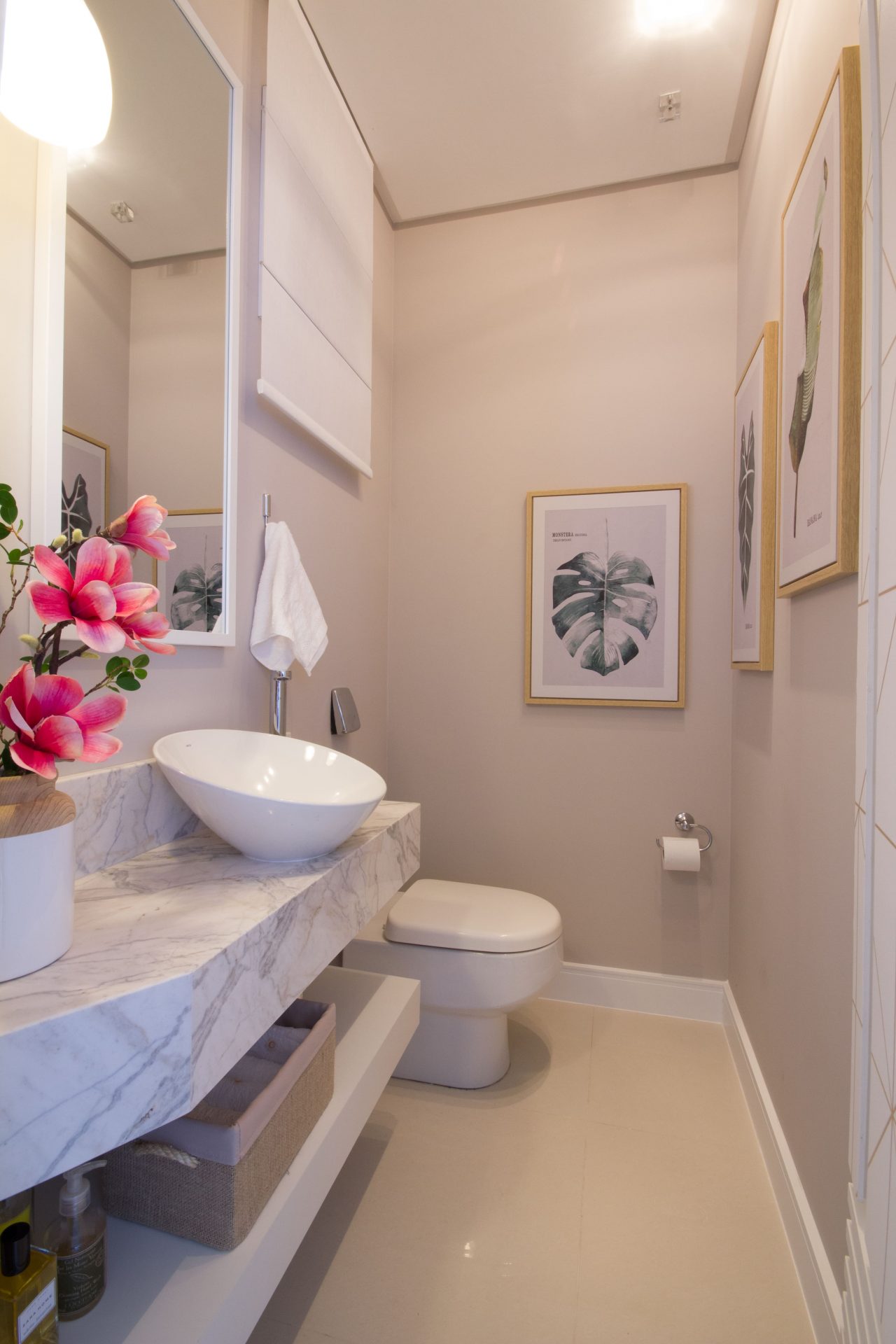 pia de mármore branco carrara para banheiro pequeno