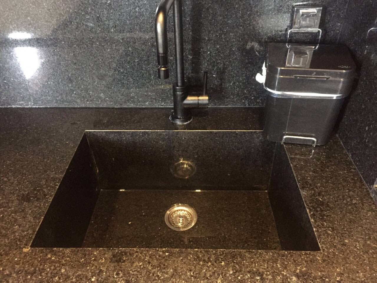 pia esculpida em granito