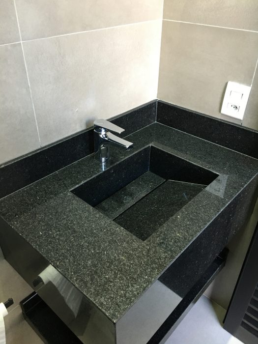 pia esculpida em granito