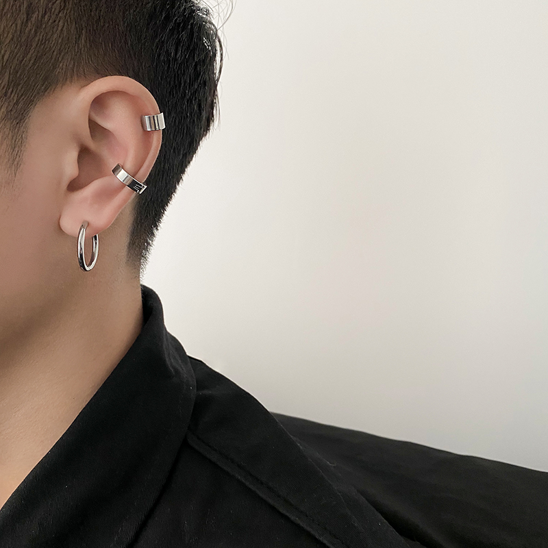 Projeto de orelha masculina com múltiplos piercings