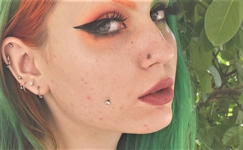 piercing na bochecha