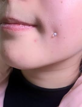 5 ideias de títulos: Os Perigos Ocultos do Piercing na Bochecha: Um Guia Completo; Piercing de Covinha: Tradicional vs. Microdermal - Qual o Melhor para Você?; Guia Essencial de Cuidados Pós-Piercing na Bochecha para uma Cicatrização Saudável; Anatomia Facial e Piercing na Bochecha: Entenda os Riscos e Estruturas Vitais; Titânio G23 e Outros Materiais: Escolhendo a Joia Certa para seu Piercing na Bochecha