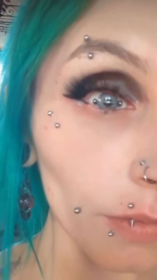 piercing na bochecha