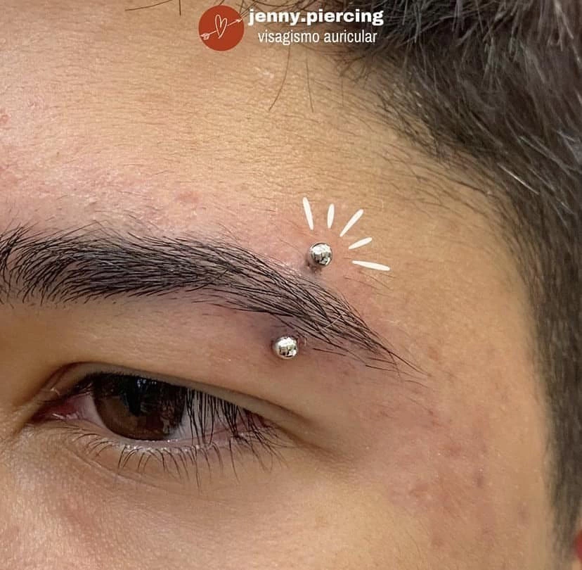 piercing na sobrancelha reto
