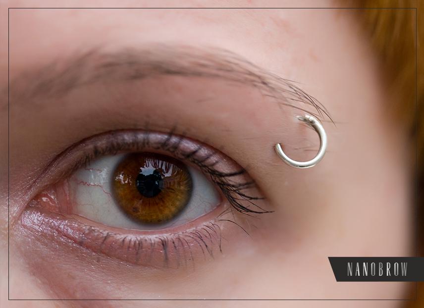 piercing na sobrancelha horizontal