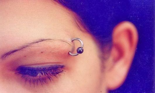 piercing na sobrancelha feminino