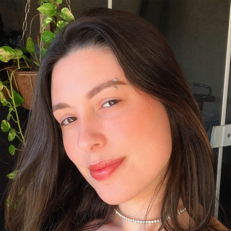 piercing na sobrancelha lado direito
