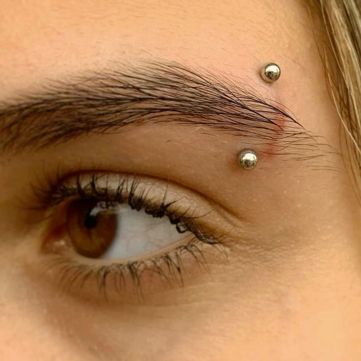 piercing na sobrancelha com zircônia