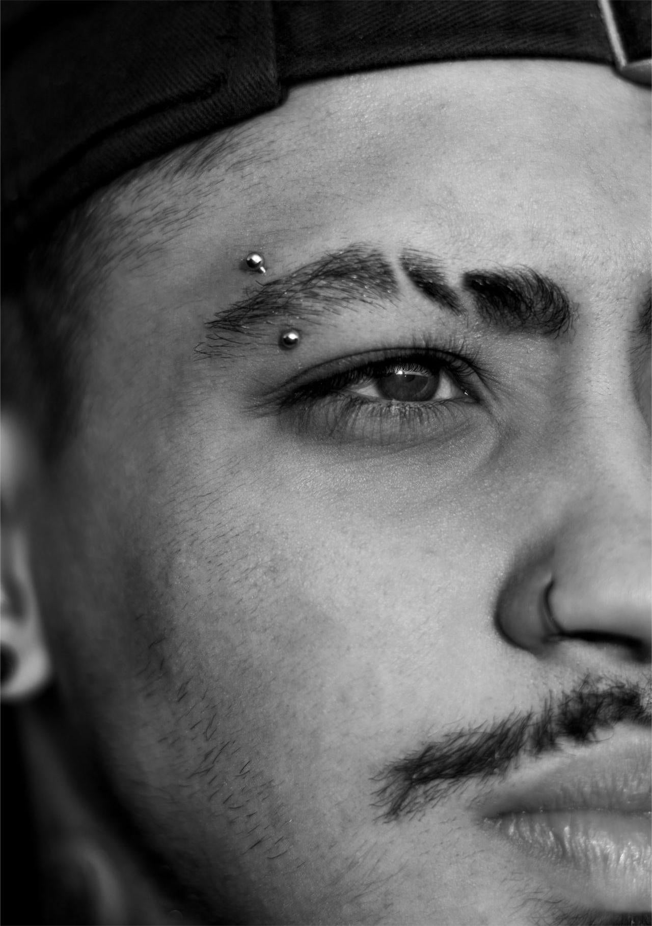 piercing na sobrancelha com caveira