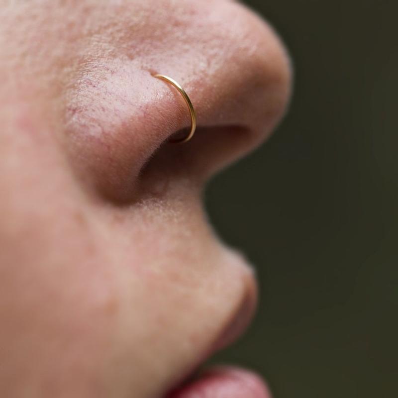 piercing masculino nariz ouro