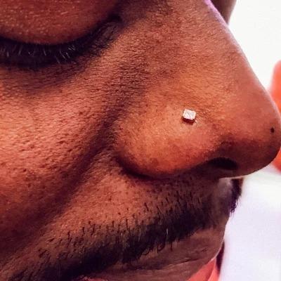 piercing masculino nariz ponto de luz
