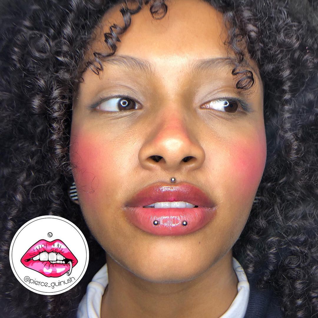 Material para piercing facial