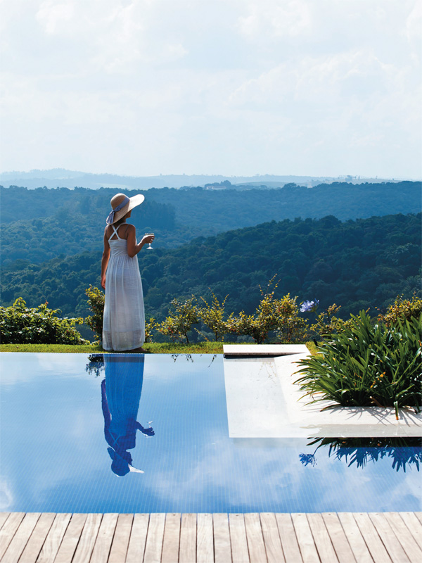 Vantagens e Desvantagens da Piscina de Borda Infinita: Vale a Pena o Investimento?