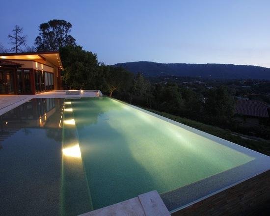 Manutenção de Piscina de Borda Infinita: Dicas Essenciais para Durabilidade e Beleza