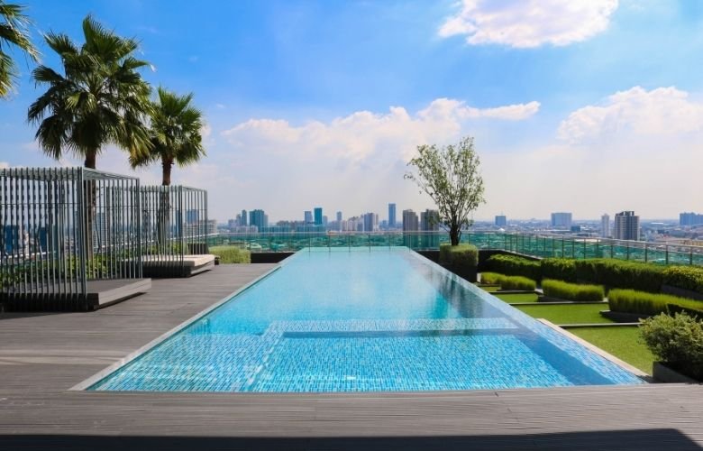 Piscina de Borda Infinita com Parede de Vidro: Luxo e Inovação em Projetos