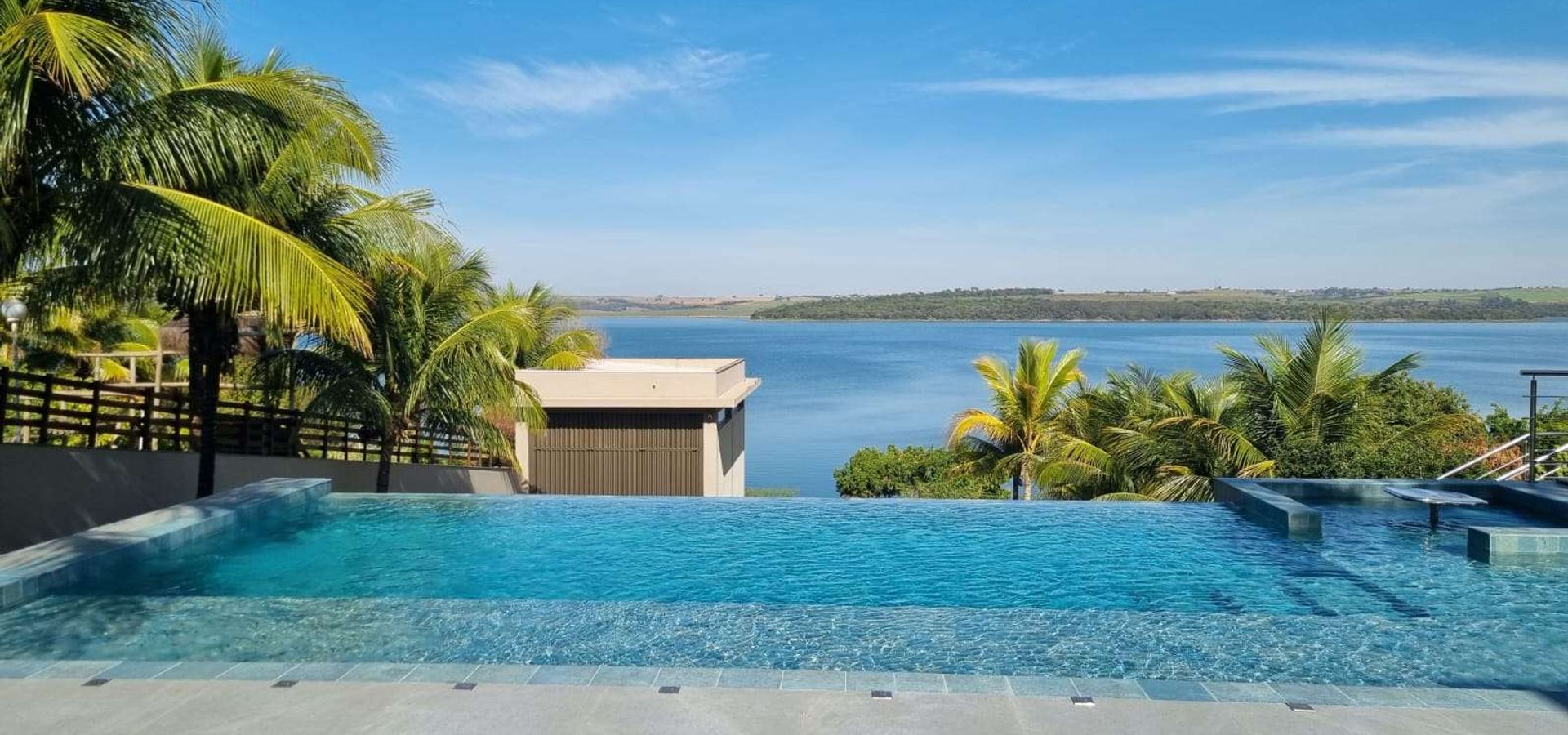 Como Funciona uma Piscina de Borda Infinita: Entenda a Engenharia por Trás do Efeito Visual