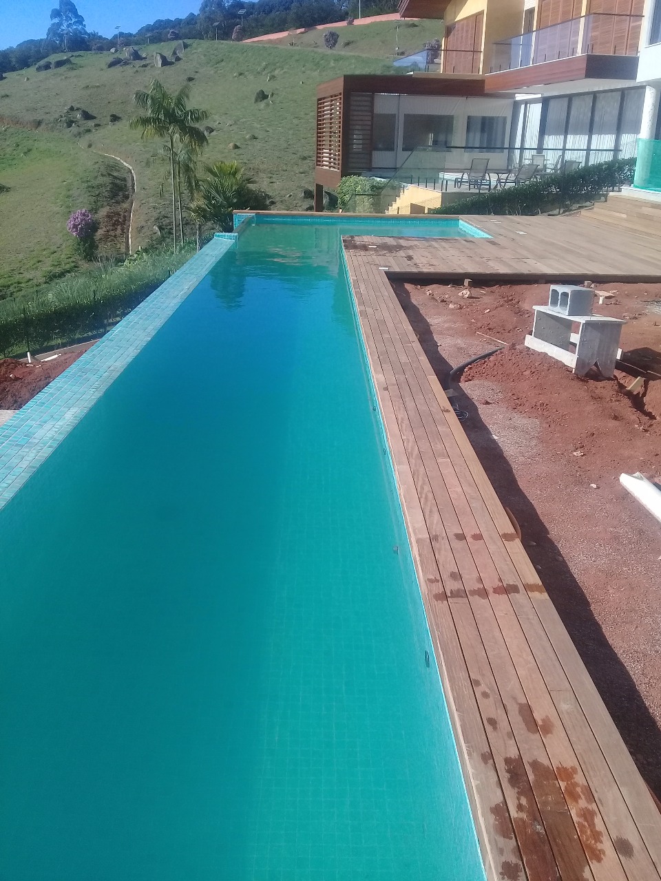 Manutenção de Piscina de Borda Infinita: Dicas Essenciais para Durabilidade e Beleza