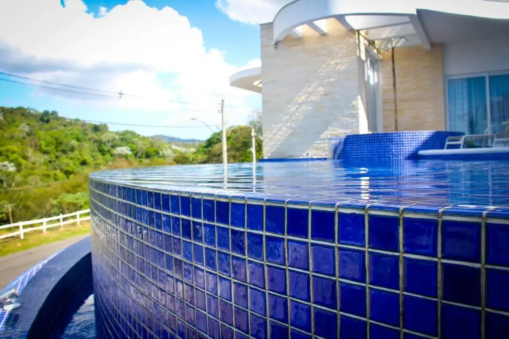 piscina com borda infinita