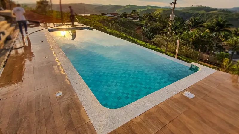Manutenção de Piscina de Borda Infinita: Dicas Essenciais para Durabilidade e Beleza