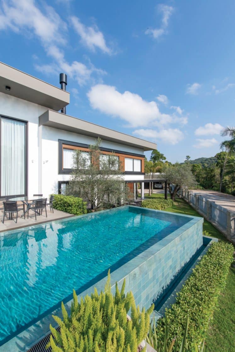 Piscina de Borda Infinita com Parede de Vidro: Luxo e Inovação em Projetos